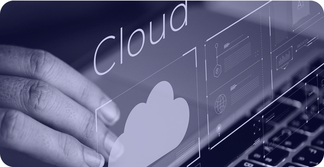 Persona configurando la "nube"
